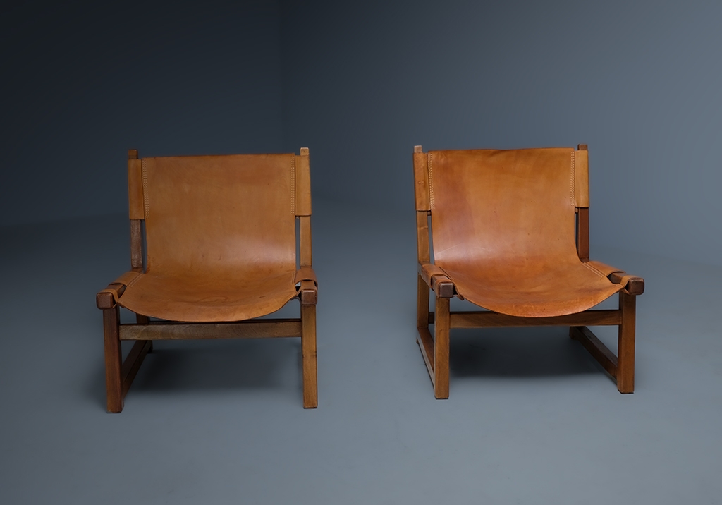 Riaza Chairs: front overview of the chairs in a row, both facing front