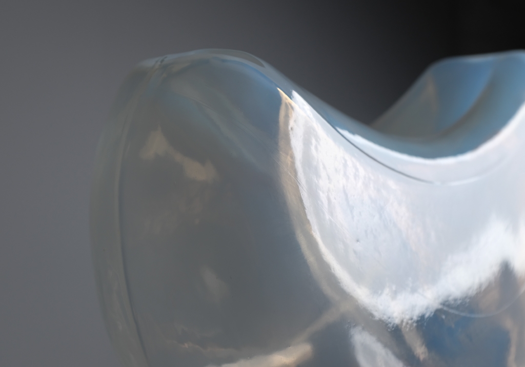Aghia lamp by Roberto Pamio: Detail of the rich texture of the glass and its iridescent tones