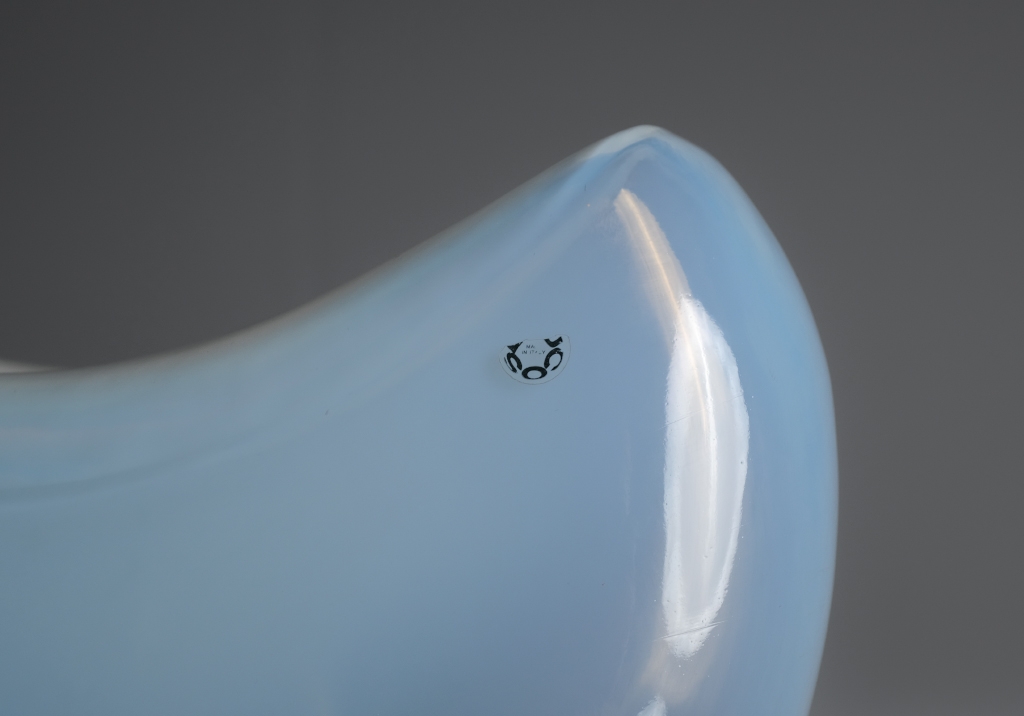 Aghia lamp by Roberto Pamio: Detail of the Leucos logo on one of the sides of the glass