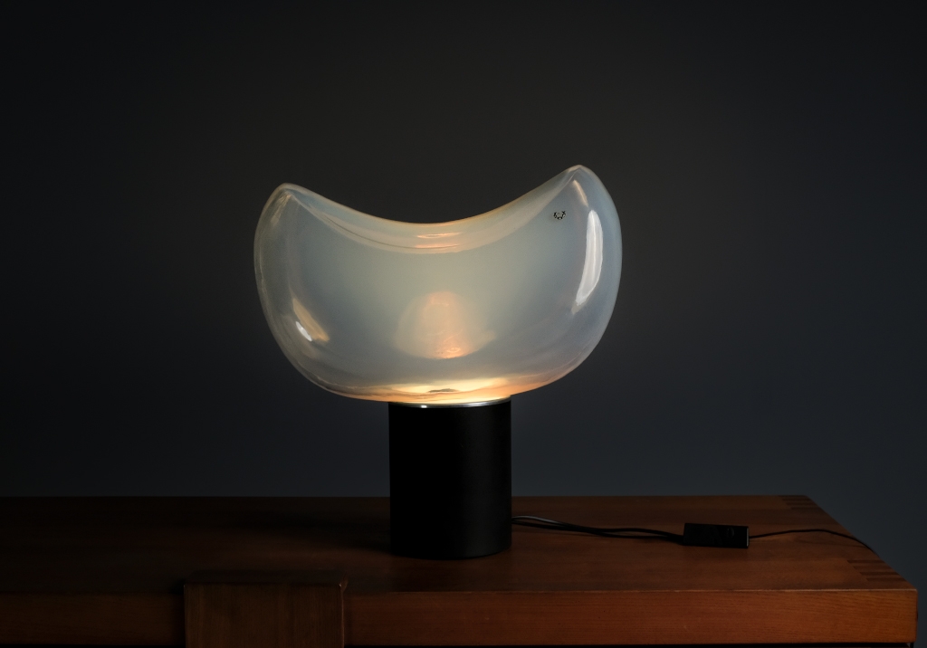 Lampe Aghia de Roberto Pamio : Vue de face de la lampe allumée