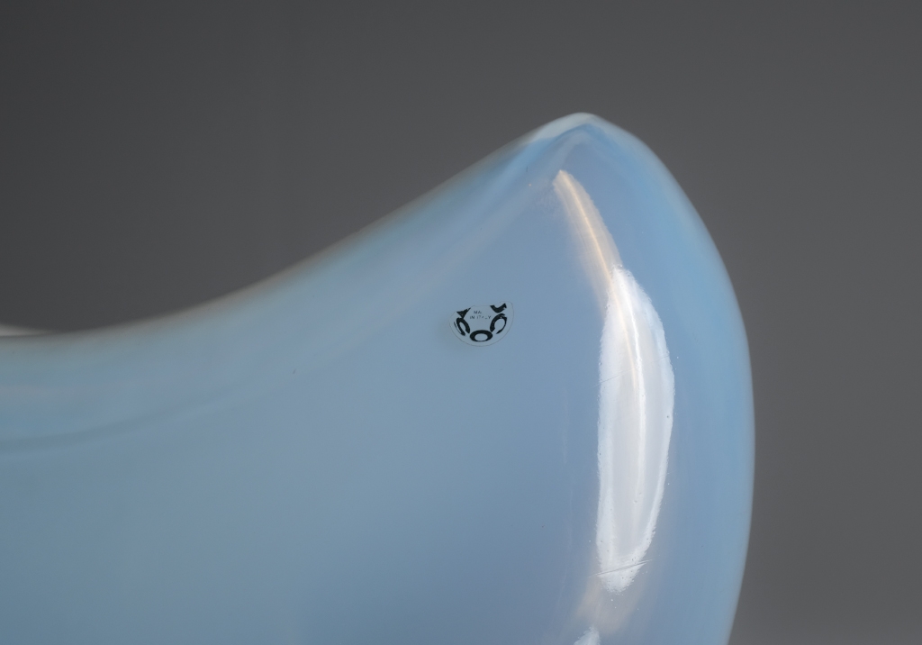 Lampe Aghia de Roberto Pamio : Détail du logo Leucos sur l'un des côtés du verre