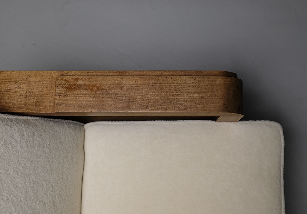 Jacques Adnet 1928 lounge chair : Bird's eye view over the armrest details and oak patina