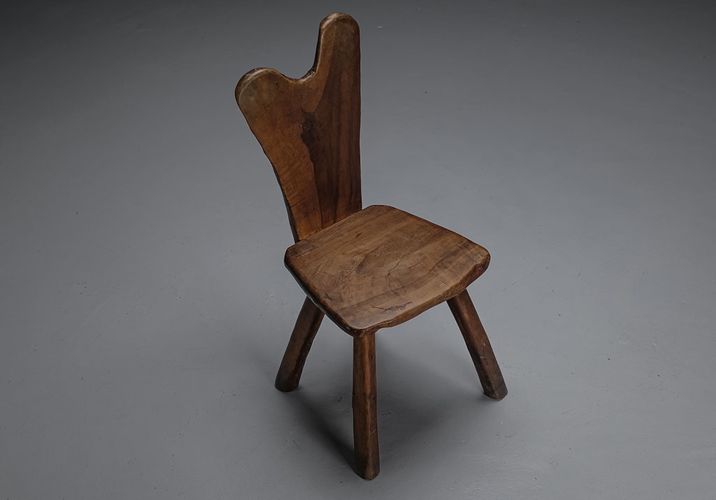 Tony Bain chair in olive wood and cast iron seen from above. Detail of the wood grain visible on the seat