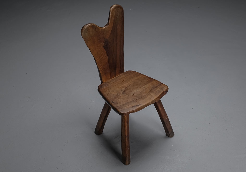 Chaise Tony Bain en olivier et fonte vue plongeante. Détail du veinage du bois visible sur l'assise
