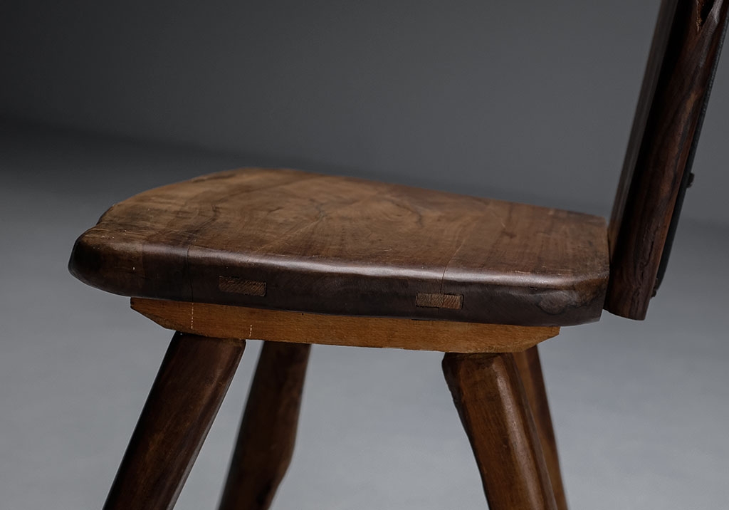 Chaise Tony Bain en olivier et fonte vue de côté. Détail des clavettes