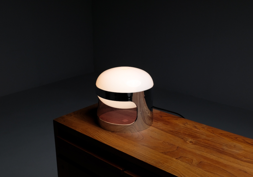 KD27 lamp by Joe Colombo: bird's eye view of the right side of the lamp