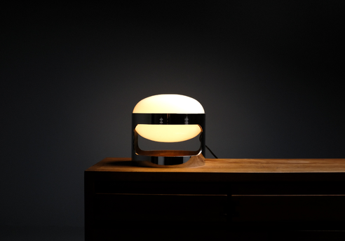 Lampe KD27 de Joe Colombo :  vue frontal de la lampe alummée