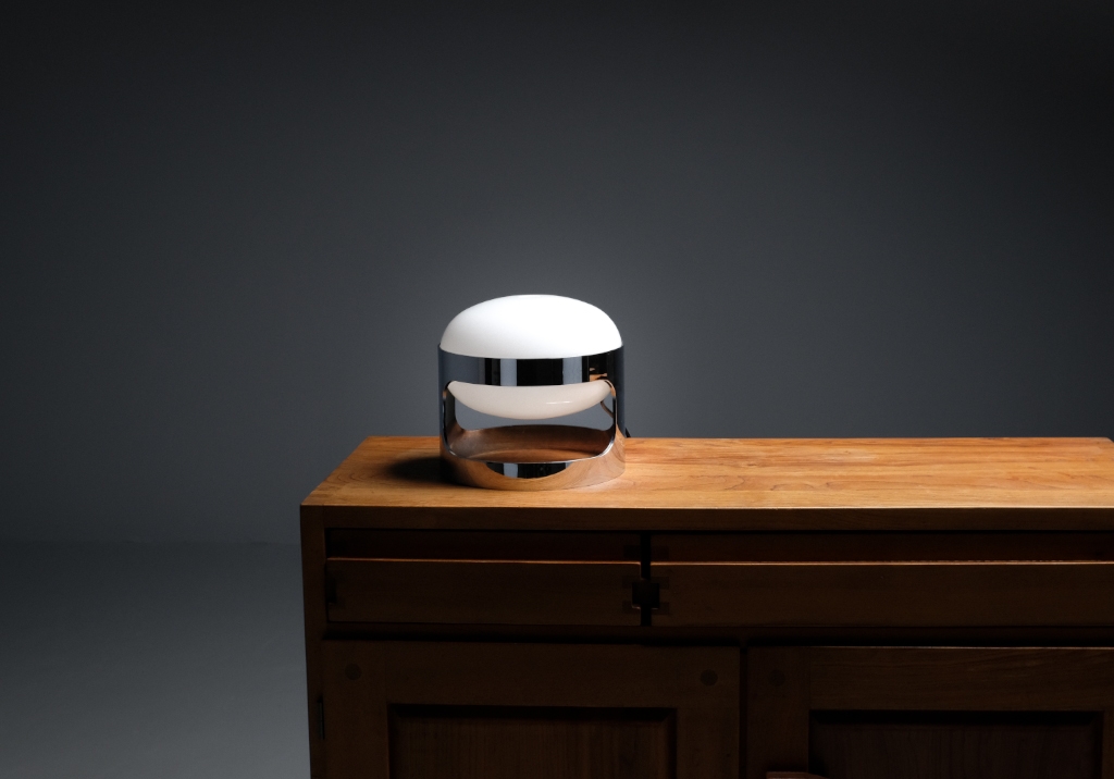 Lampe KD27 par Joe Colombo : vue de face de la lampe éteinte