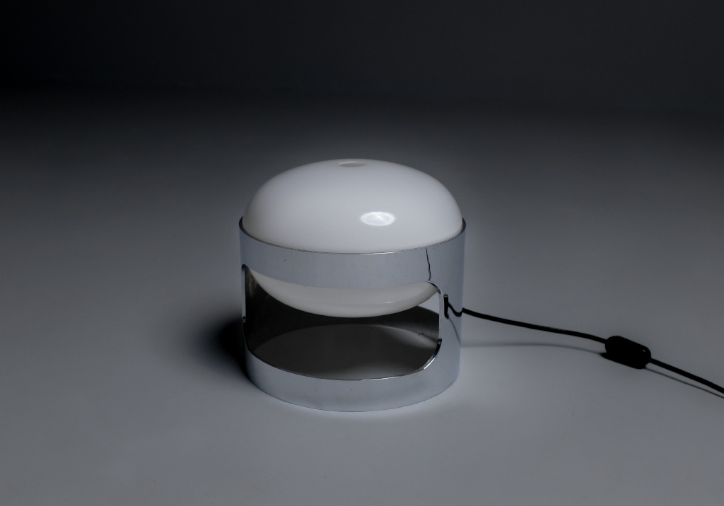 Lampe KD27 par Joe Colombo : details de la base en chromée en parfaite état