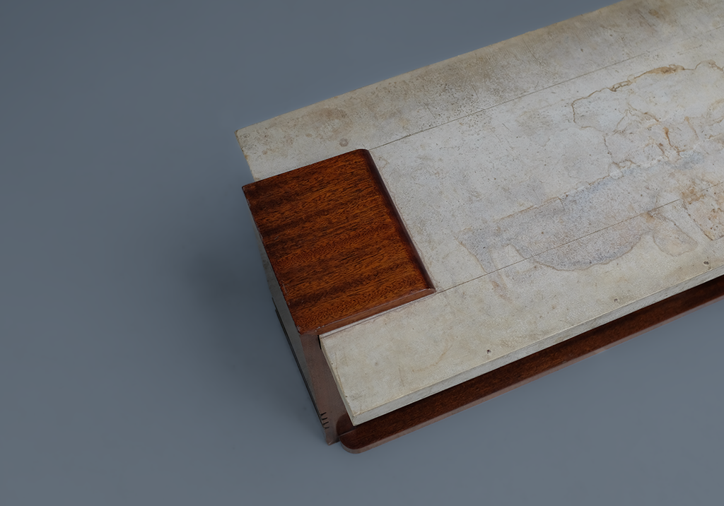 Table Basse Art Deco: détail d'en haut de la jambe extrudée culminant au-dessus de la surface de la table