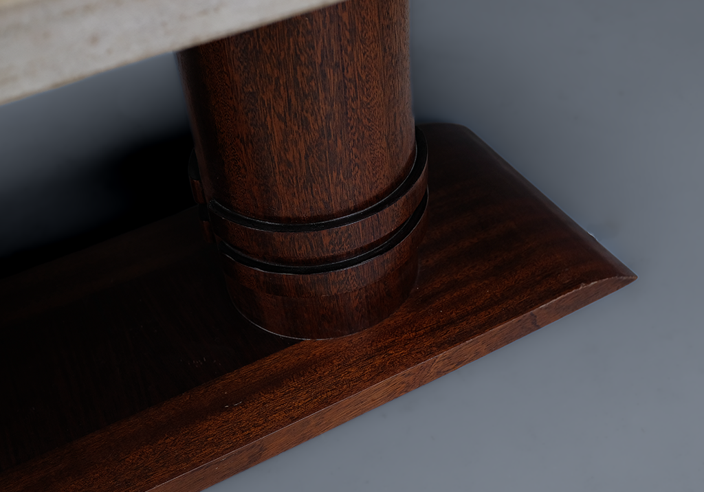 Table Basse Art Deco: détail de sa colonne reposant sur la base rectangulaire