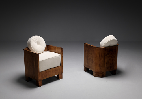 Fauteuils Cubiques Art Déco : Vue d’ensemble, un fauteuil est vu de face, l’autre de dos