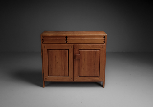 R07 sideboard by Pierre Chapo: seen from the front, we appreciate all the details of the wood assemblies