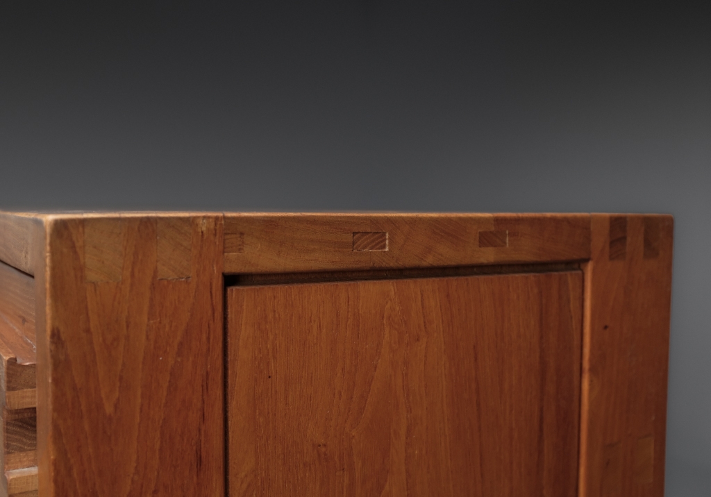 R07 sideboard by Pierre Chapo: side view, wood details