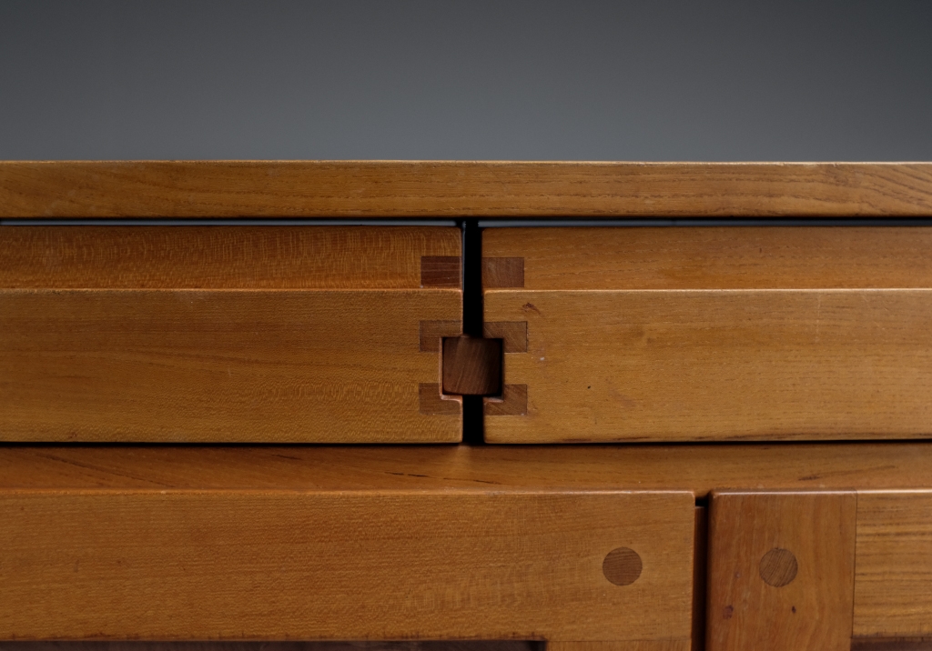 Buffet R07 par Pierre Chapo : vu frontal rapproché, assemblages du bois niveau tiroirs