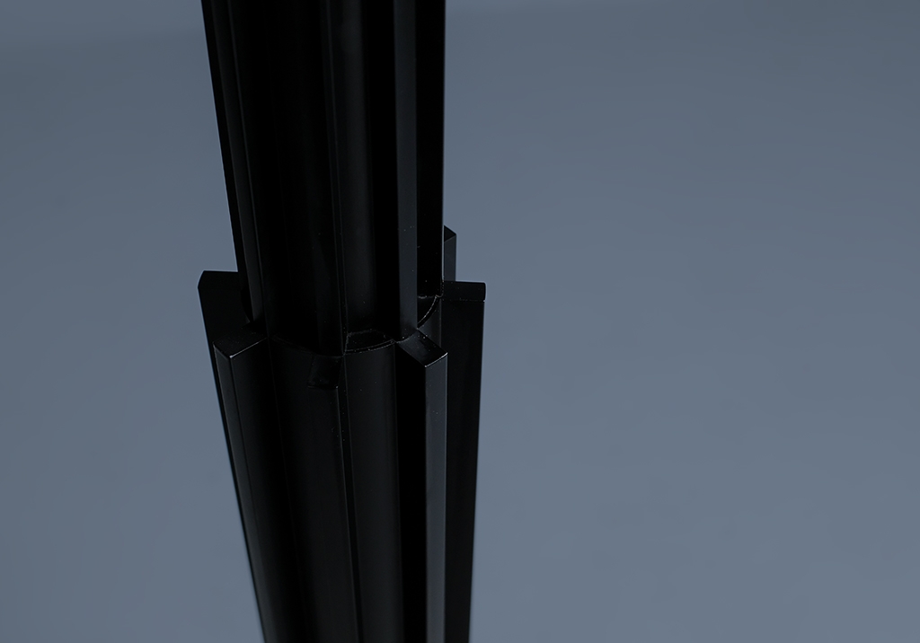 Prometeo Floor Lamp: detail of the stepped pedestal