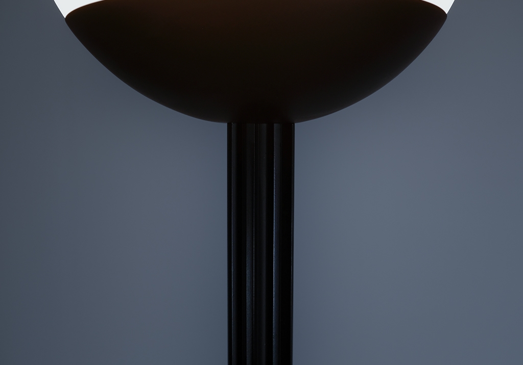 Prometeo Floor Lamp: detail of the joint between the diffuser and the pedestal
