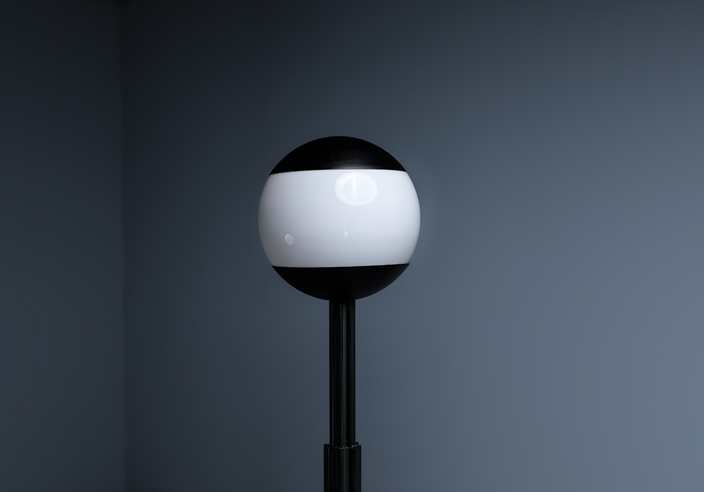 Lampadaire Prometeo: gros plan du diffuseur sur le socle