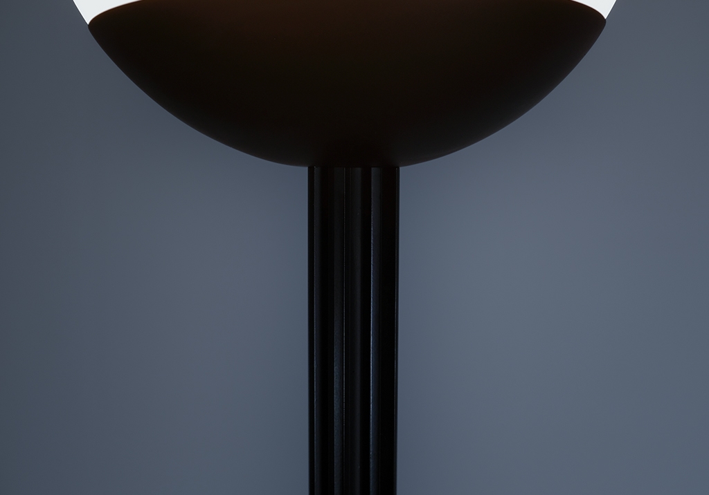 Lampadaire Prometeo: détail du joint entre le diffuseur et le socle