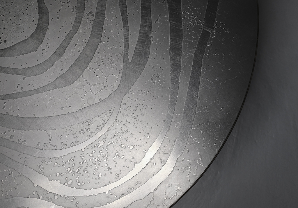 Round Coffee Table in Engraved Steel and Wood: Close-up view on the top, detail of the engraving work