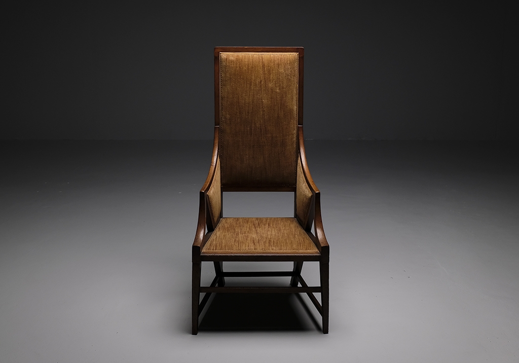 Walnut armchair by Giacomo Cometti: Overview of the armchair placed in front