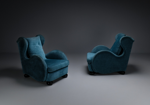 Paire de Fauteuils par René Drouet : Vue de l'ensemble des fauteuils, l'un d'angle gauche, l'autre de côté.