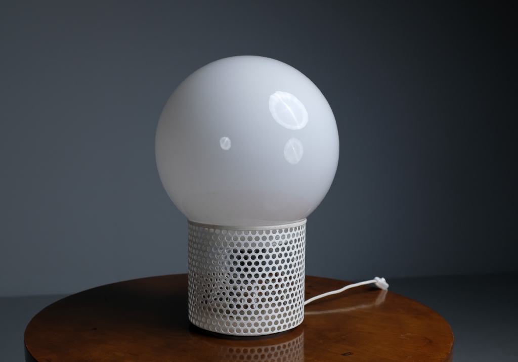 Lamp by Michel Boyer: overview of the lamp with the light off