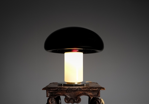 Murano Glass Lamp: parallel overview of the lamp with its lights on