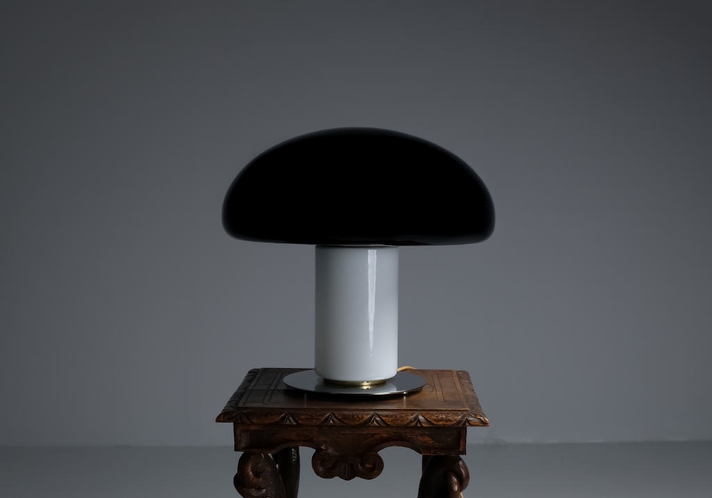 Murano Glass Lamp: parallel overview of the lamp with its lights off