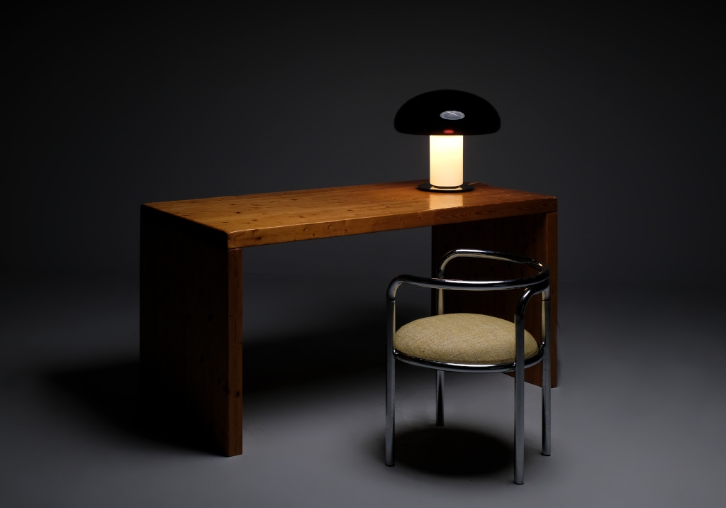 Murano Glass Lamp: overview of the lamp with its lights on, on top of a desk