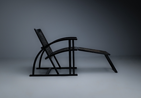 Chaise Longue: side view of the chair next to its leg support structure