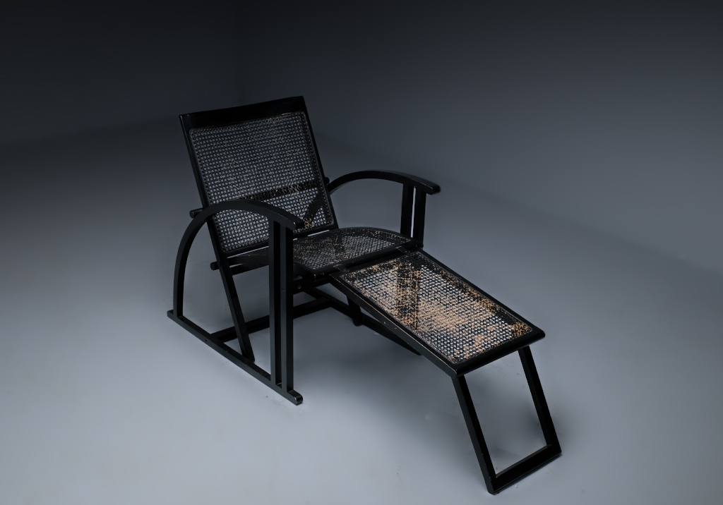 Chaise Longue: vue d'ensemble en diagonale de la chaise avec sa structure de soutien des pieds