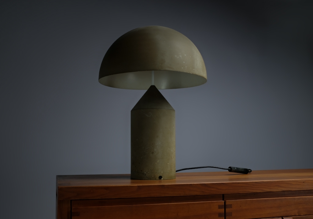 Lampe Atollo: vue légèrement en contre-plongée de la lampe
