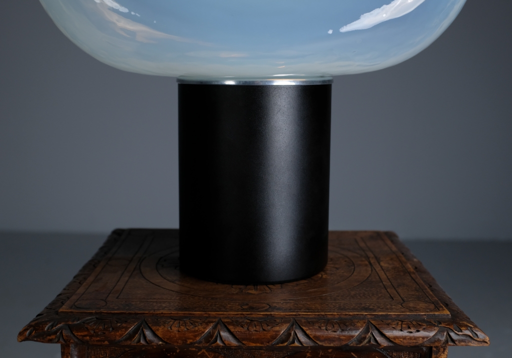 Aghia Lamp: detail of the metallic cylinder of its black base
