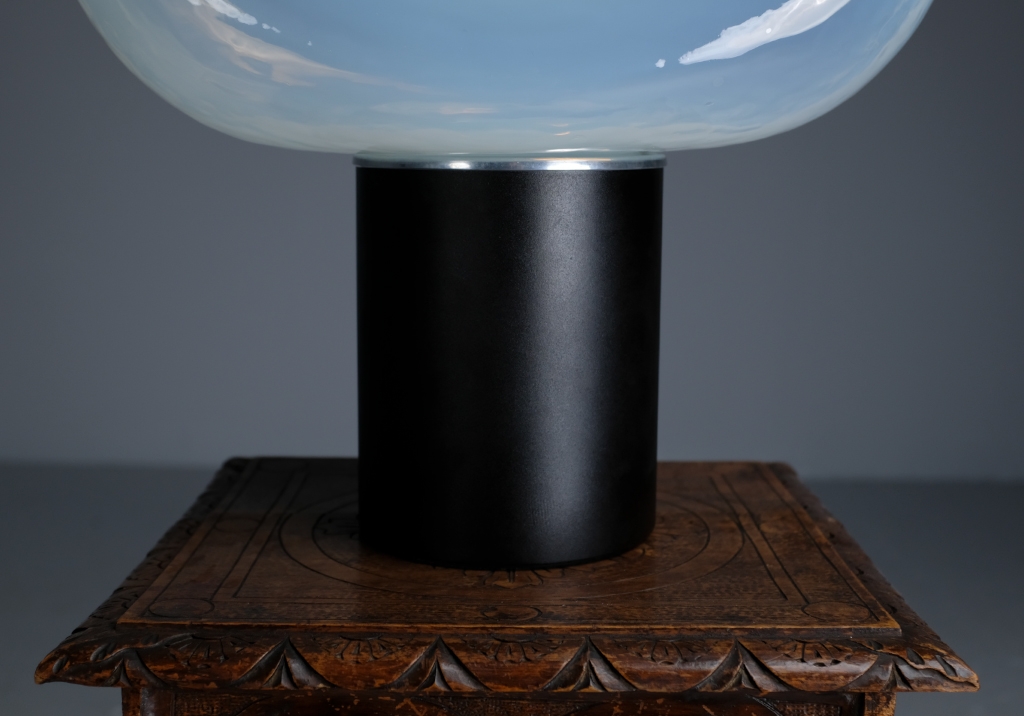 Aghia Lamp: detail of the metallic cylinder of its black base