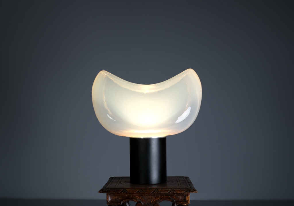 Lampe Aghia: vue de face de la lampe allumée
