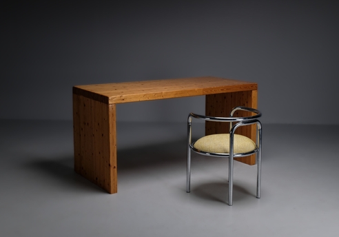 Pine Wood Desk from the 60s: overview of the wooden desk next to a chair