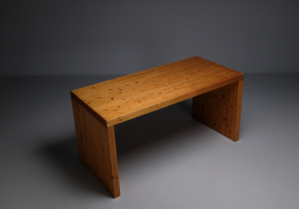 Pine Wood Desk from the 60s: overview from above of the wooden desk 