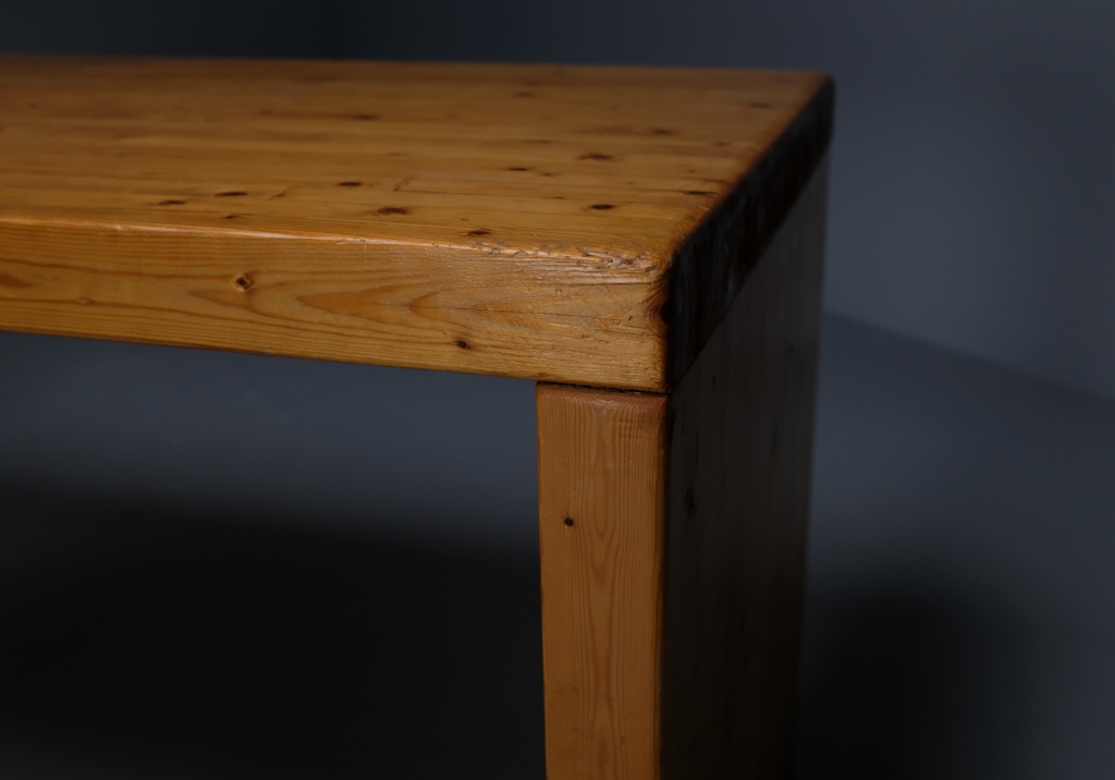 Pine Wood Desk from the 60s: detail of the corner of the desk