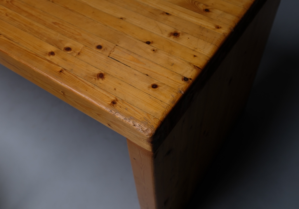 Pine Wood Desk from the 60s: detail of the corner of the desk from above