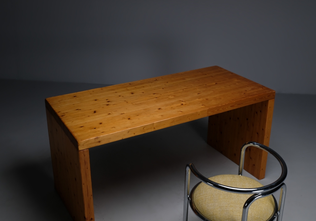 Pine Wood Desk from the 60s: overview of the desk next to a chair from above