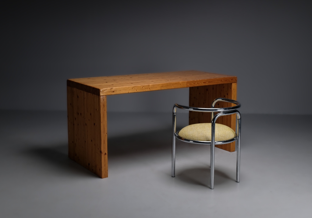Bureau en Pin des Années 60: aperçu du bureau en bois à côté d'une chaise