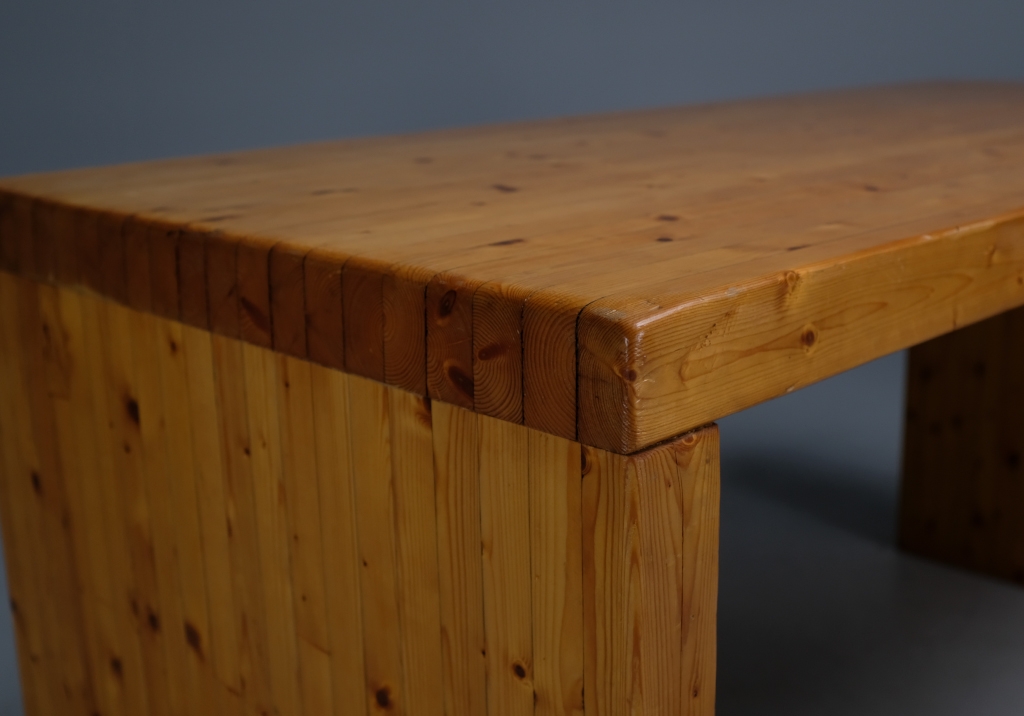 Bureau en Pin des Années 60: détail du coin du bureau sous un angle différent