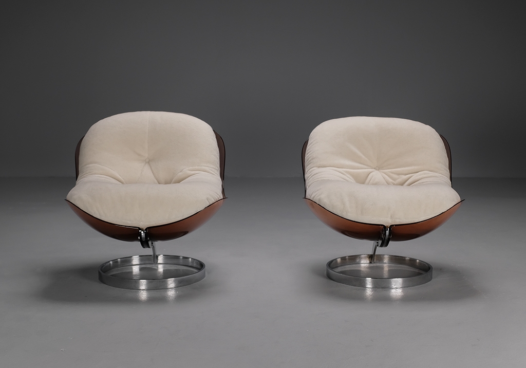 Front view of the two Tabacoff chairs