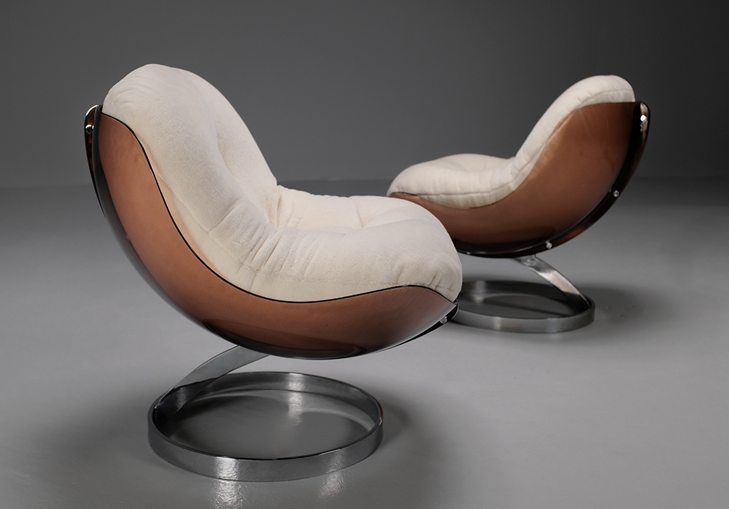 Vue rapprochée, un fauteuil Tabacoff au premier plan, vue de son profil droit, au second plan vue de l’autre fauteuil de dos