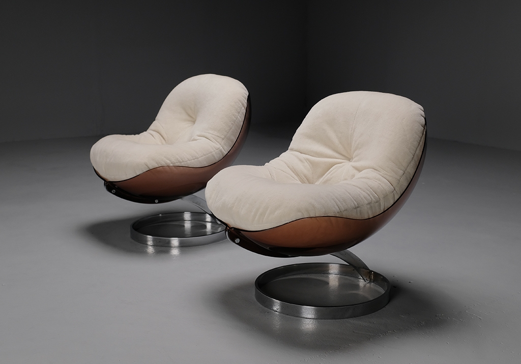 Vue du profil gauche de deux fauteuils Tabacoff