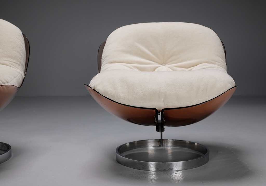 Vue de face rapproché d’un fauteuil Tabacoff, détail sur la coque en plexiglas et le coussin