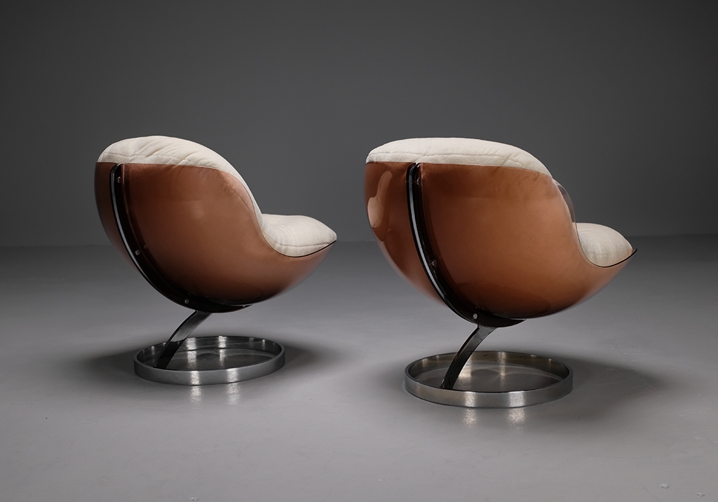 Vue de dos des deux fauteuils Tabacoff, détails sur la coque en plexiglas