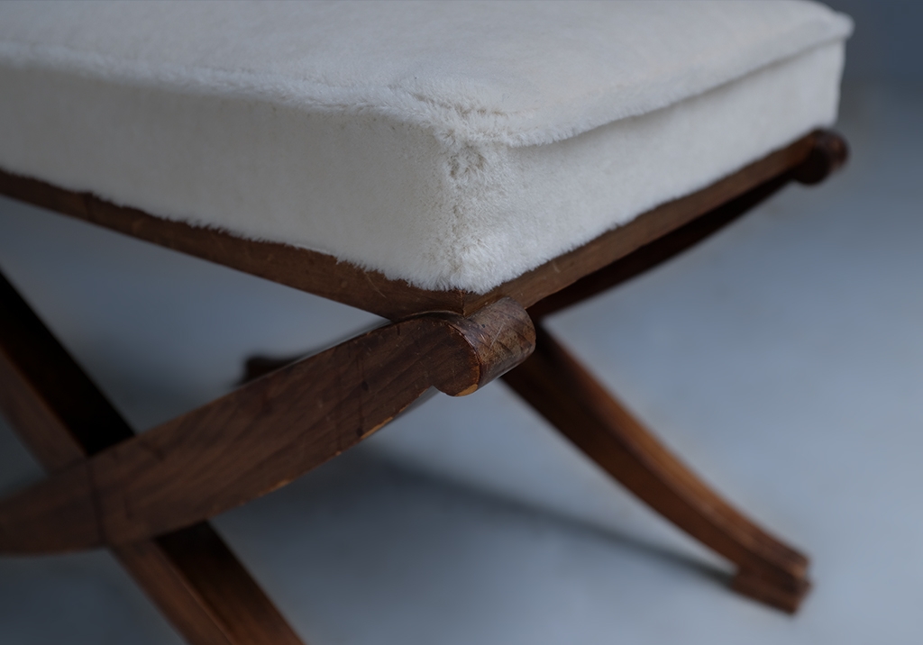 X Stool: upholstery and crossed legs detailed view