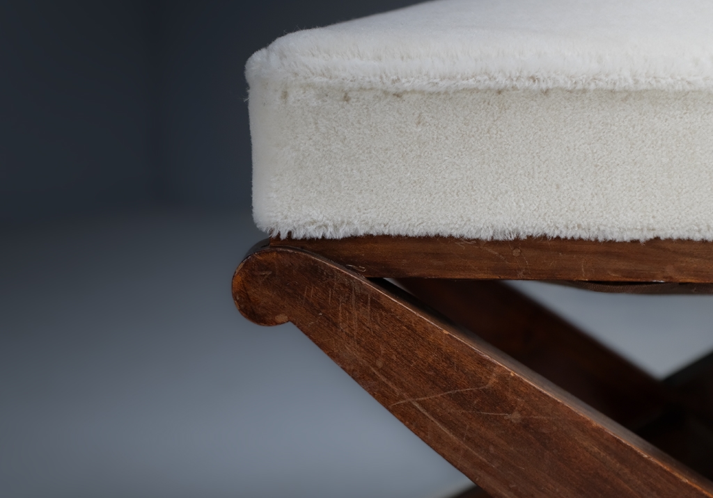 X Stool: detailed view of the seat and upper part of the leg